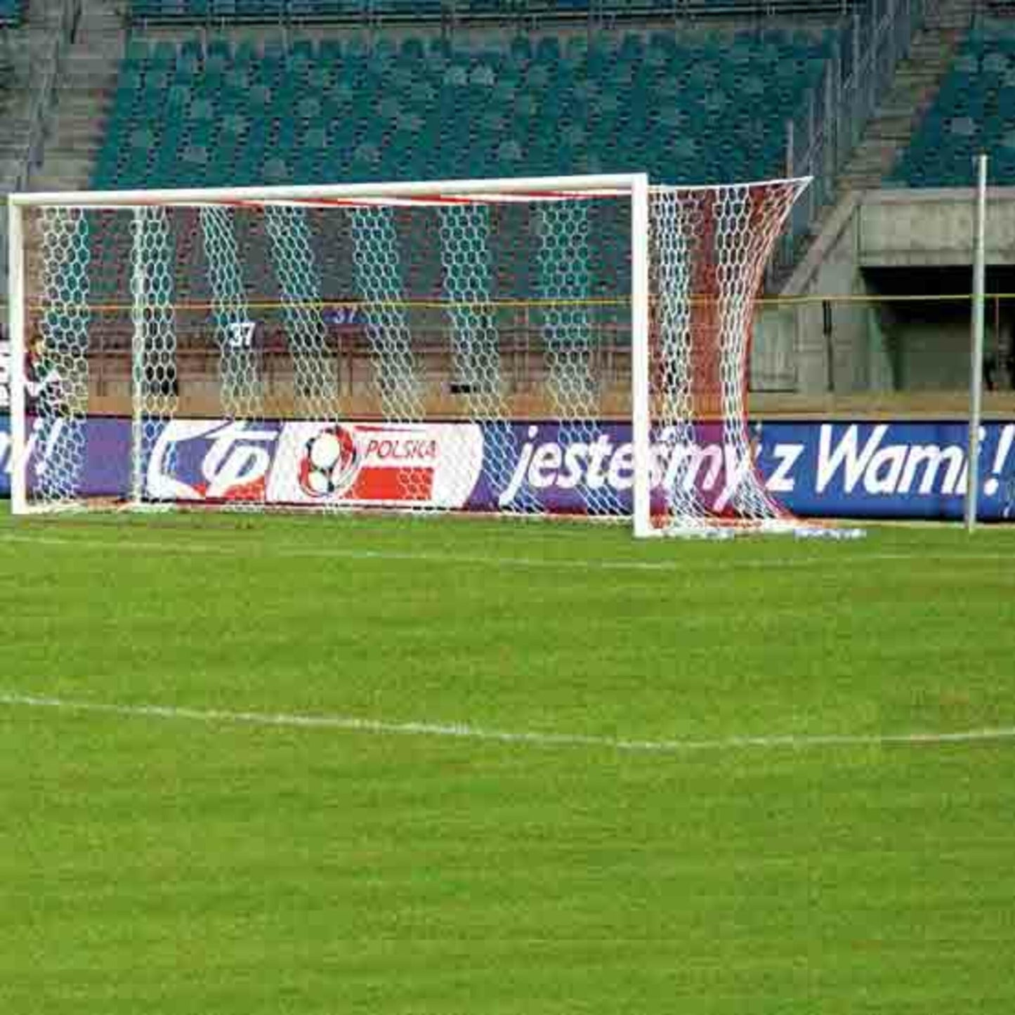 Powershot Fußballtor - Großfeld - in Bodenhülsen stehend - machsport