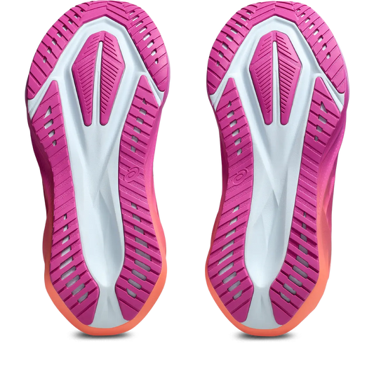 Asics Damenlaufschuhe Novablast 5 – Rückansicht – weiß/pink / 37,5