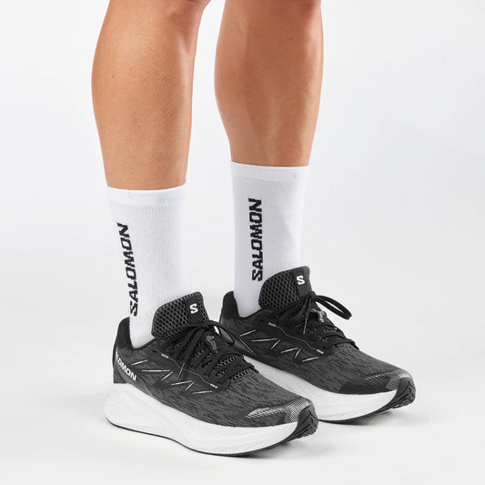 Salomon Herrenlaufschuhe Schuhe Aero Glide 4, Gravel-Laufschuhe für Straße und Gelände mit maximaler Dämpfung, black/white – Rückansicht – schwarz / 42