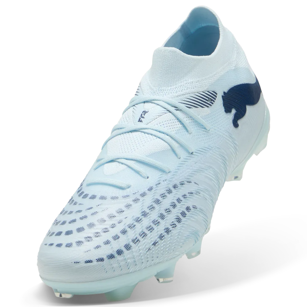 Puma Future 9 Match Fußballschuhe für Rasen und Kunstrasen, seitliche Ansicht, sportliches Design, schwarze und blaue Farben
