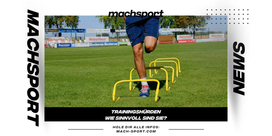 Trainingshürden auf Fußballfeld und Mann trainiert mit Traininshürden