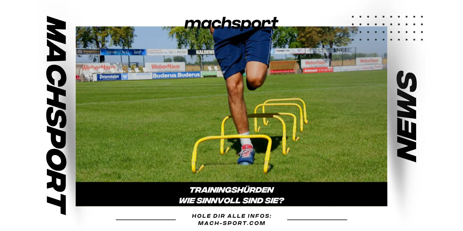 Trainingshürden auf Fußballfeld und Mann trainiert mit Traininshürden