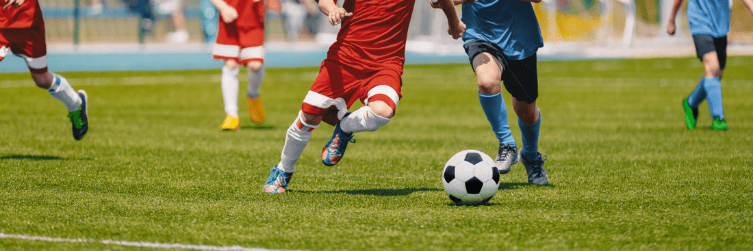 Kinder spielen Fußball