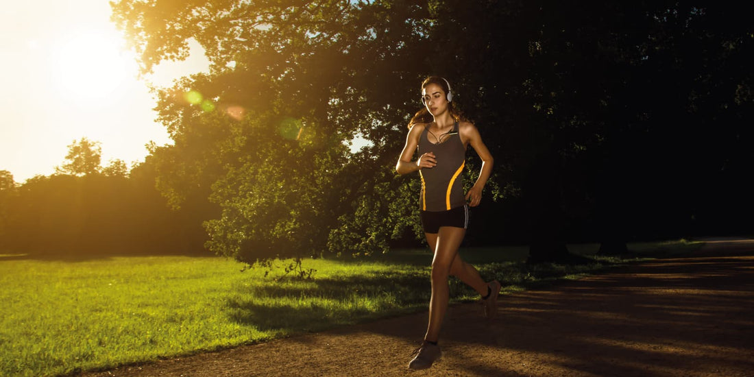 Läuferin läuft auf einer Schotterstraße