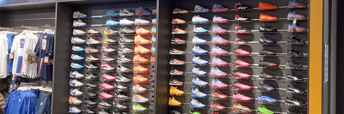 Wand mit Schuhen in einem Geschäft
