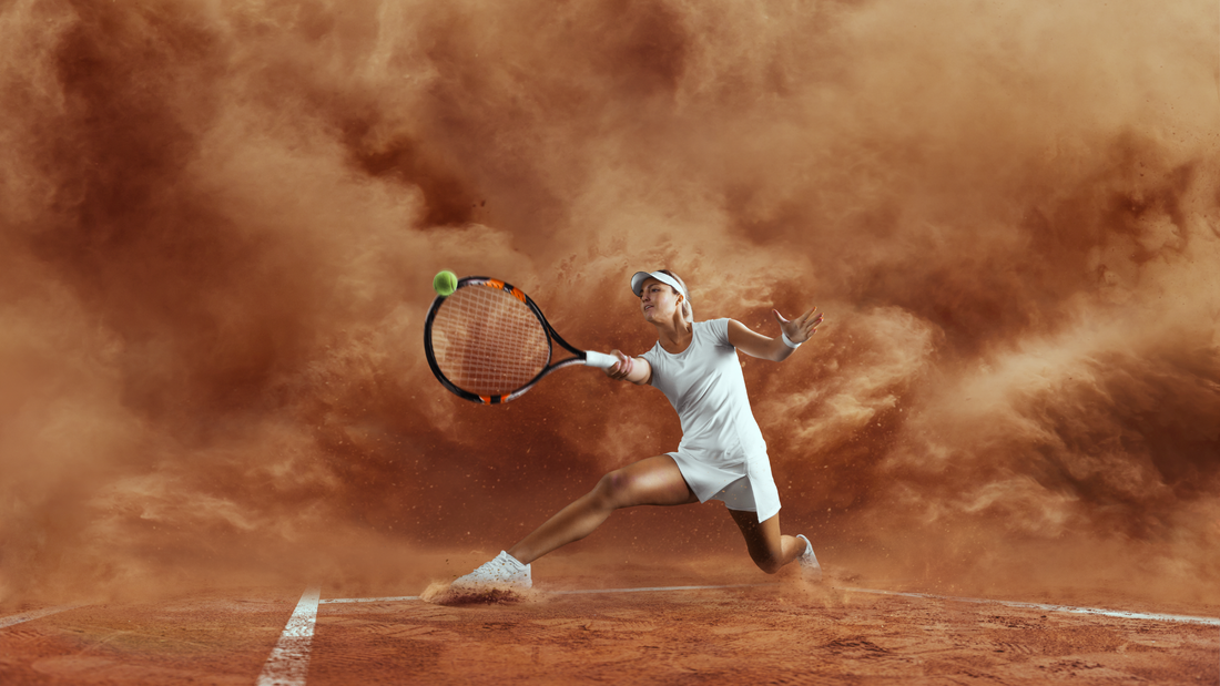 Tennisspielerin schlägt den Ball