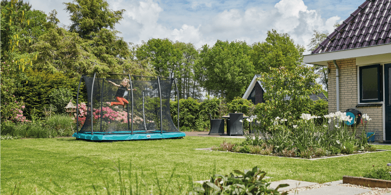 Trampolin in einem Garten