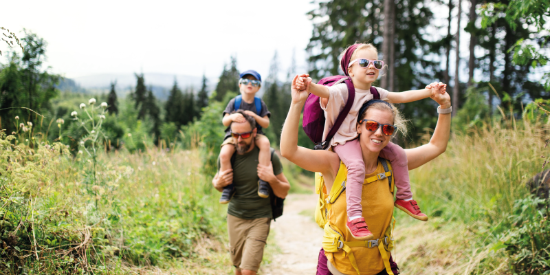 Familie beim Wandern