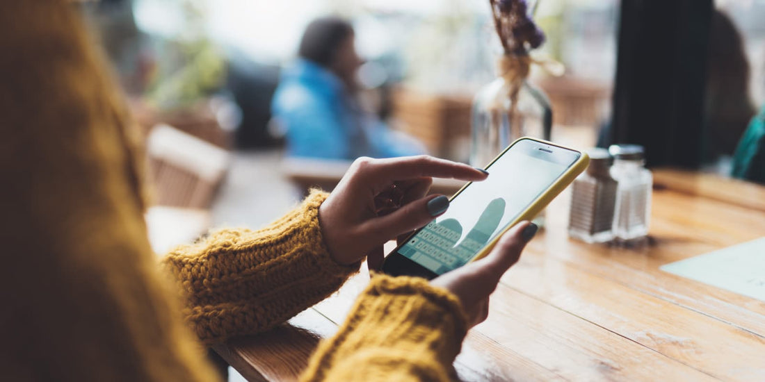 Frau arbeitet mit ihrem Handy