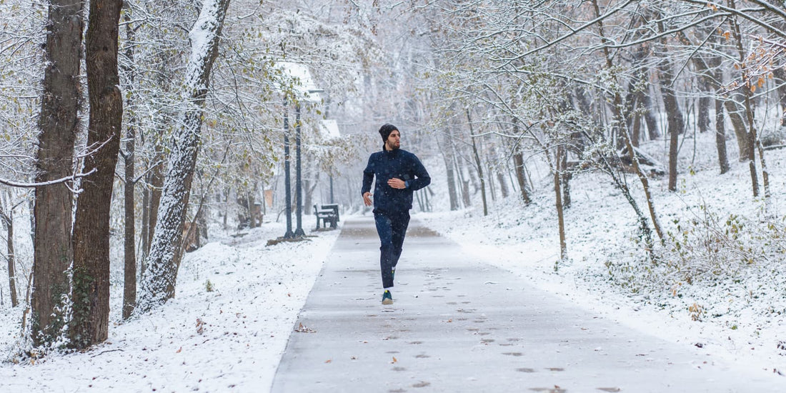 Läufer läuft in der Winterlandschaft