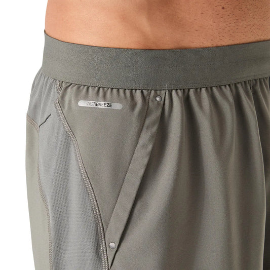 Asics Herrenlaufshort Road 5IN, truffle grey – Rückansicht – Khaki / S