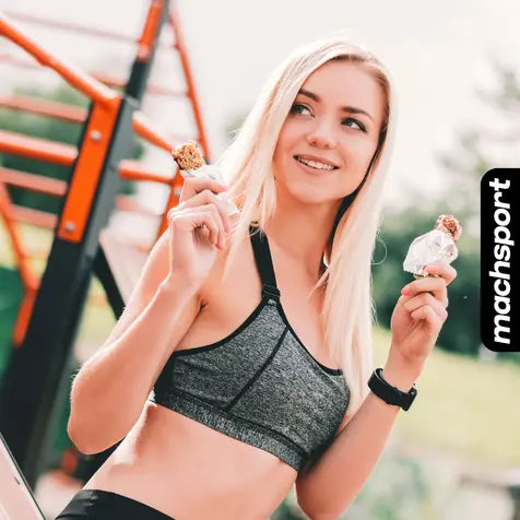 Frau hält Sportriegel in den Händen