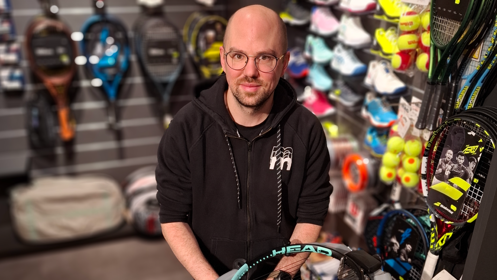 Video laden: Demonstration eines Tennisschläger-Bespannservices bei machsport Plus City in Pasching. Ein Fachmann zeigt den professionellen Ablauf des Bespannens mit moderner Technik, um optimale Spielbedingungen für Tennisbegeisterte zu gewährleisten.&quot;Falls du eine kürzere Version brauchst, kannst du ihn so anpassen:&quot;Professioneller Tennisschläger-Bespannservice bei machsport Plus City, Pasching.