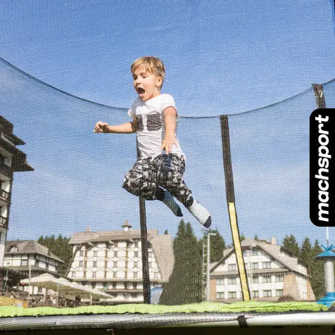 Kind springt auf Gartentrampolin