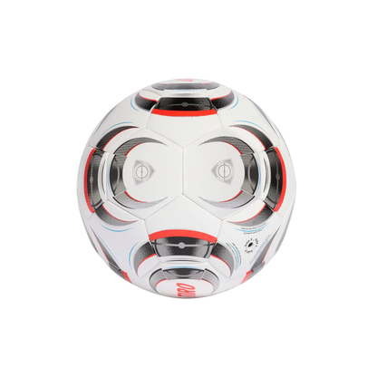 Adidas Fußball Tiro Pro, runder Fußball mit weißen, schwarzen und roten Mustern, Blick von hinten, auf glattem Hintergrund.