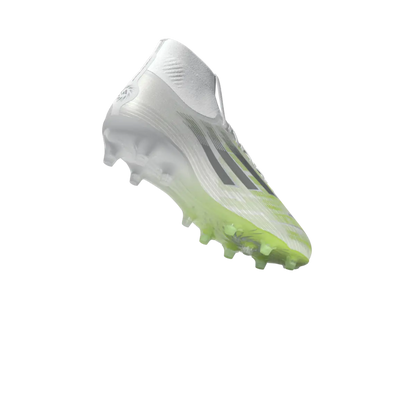Adidas Fußballschuhe F50 Sparkfusion Pro FG/AG auf Rasen und Kunstrasen, seitliche Ansicht mit transparentem Hintergrund.