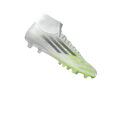Adidas Fußballschuhe F50 Sparkfusion Pro FG/AG auf Rasen und Kunstrasen, seitliche Ansicht, modernes Design, transparente Details