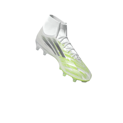 Adidas F50 Sparkfusion Pro Fußballschuhe für Rasen und Kunstrasen, sportslich auf einem transparenten Hintergrund.