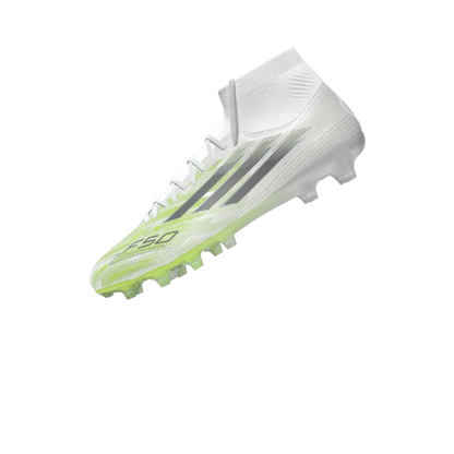 Adidas Fußballschuhe F50 Sparkfusion Pro FG/AG auf Rasen und Kunstrasen, seitliche Ansicht, transparentes Design.