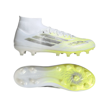 Adidas F50 Sparkfusion Pro Fußballschuhe für Rasen und Kunstrasen, seitliche Ansicht, mit transparentem Hintergrund.