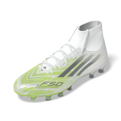 Adidas Fußballschuhe F50 Sparkfusion Pro FG/AG für Rasen und Kunstrasen, seitliche Ansicht, 3D-Rendering, transparentes Hintergrund
