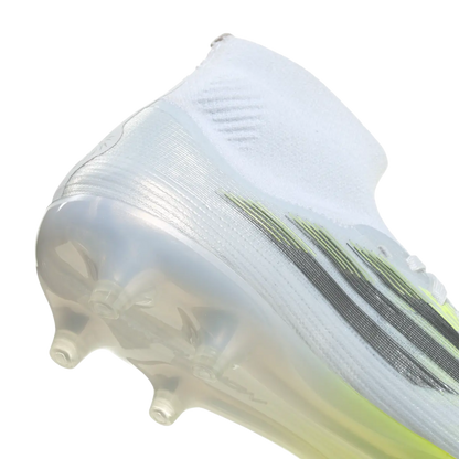 Adidas Fußballschuhe F50 Sparkfusion Pro FG/AG auf Rasen- und Kunstrasen mit detailliertem Obermaterial, seitlicher Ansicht