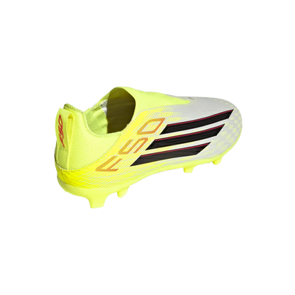 Adidas Kinderfußballschuhe F50 League LL FG/MG auf Rasen- und Kunstrasen, seitliche Top-Ansicht, transparente Hintergrund.