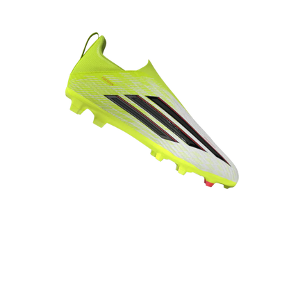 Adidas Kinderfußballschuhe F50 League LL FG/MG auf Rasen- und Kunstrasen, seitlich fotografiert, in schwarz mit weißen Details