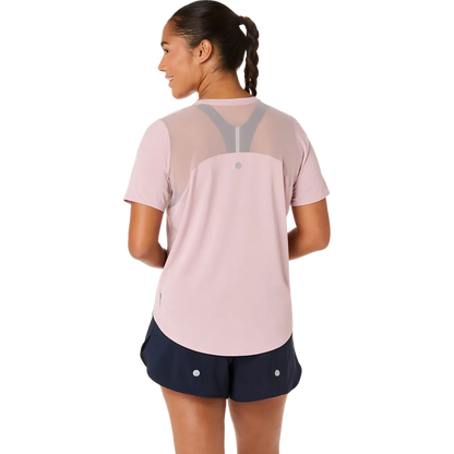 Asics Damenlaufshirt Road SS Top, schwarzes schnelles Damenlaufshirt mit kurzen Ärmeln, atmungsaktiv und bequem für das Lauftraining.