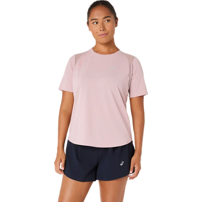 Asics Damenlaufshirt Road SS Top, leichtes atmungsaktives Laufshirt für Damen, sportliches Design, weiß mit blauen Akzenten