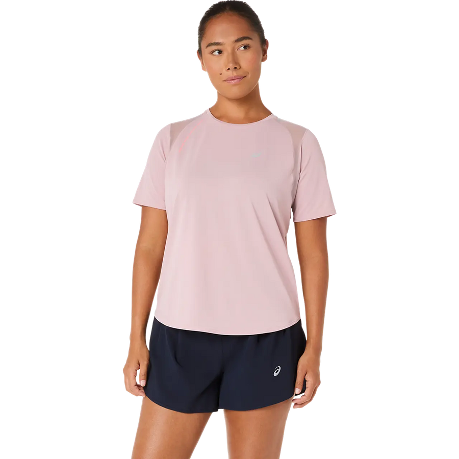 Asics Damenlaufshirt Road SS Top, leichtes atmungsaktives Laufshirt für Damen, sportliches Design, weiß mit blauen Akzenten