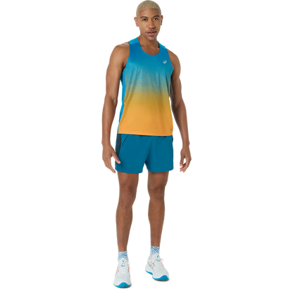 Asics Herrenlaufshirt Road Fade Singlet, sportliches Laufshirt aus atmungsaktivem Material, in fades Farbdesign für Männer.