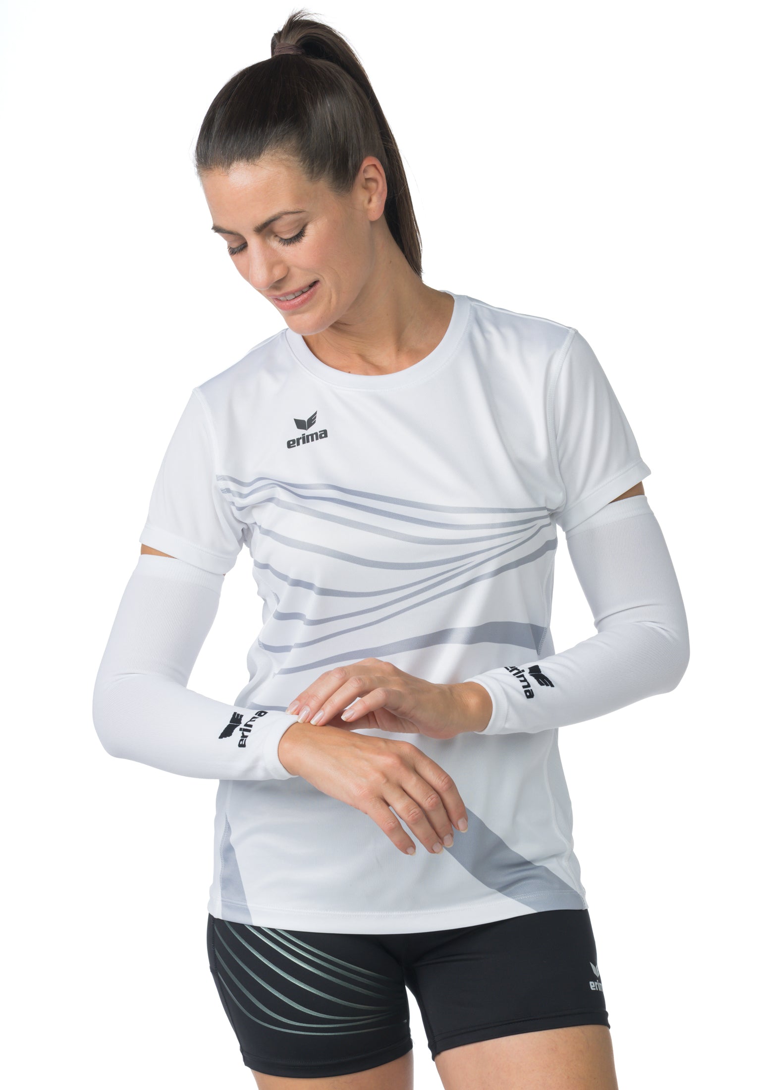 Erima Armsleeve in Schwarz, eng anliegend, zeigt das elastische Material und das Logo auf der Oberarmseite. – Bild 