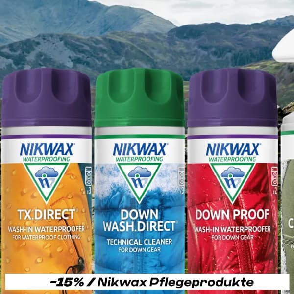 3 Pflegeprodukte von Nikwax mit bergigen Hintergrund