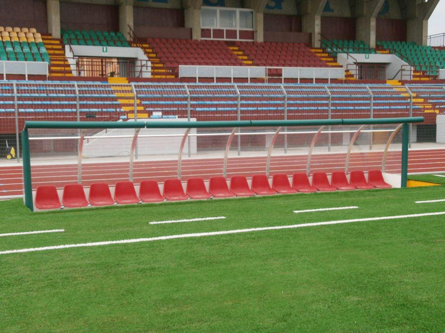 Powershot Spielerkabine - Auswechselbank 2 / 2m - 4 Plätze     Spielerschutz mit Seitenwänden aus Melaminharz - machsport