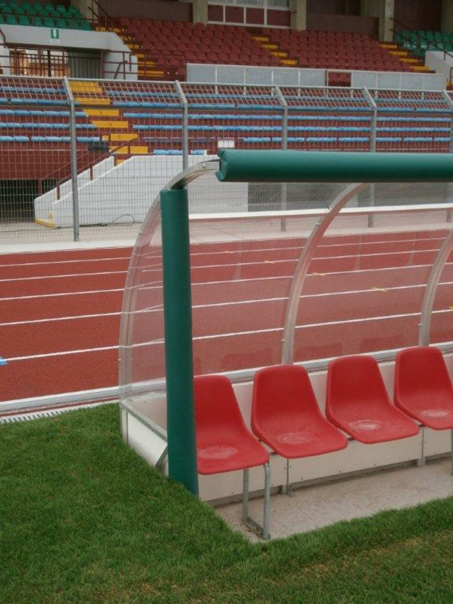 Powershot Spielerkabine - Auswechselbank 2 / 2m - 4 Plätze     Spielerschutz mit Seitenwänden aus Melaminharz - machsport – Bild 