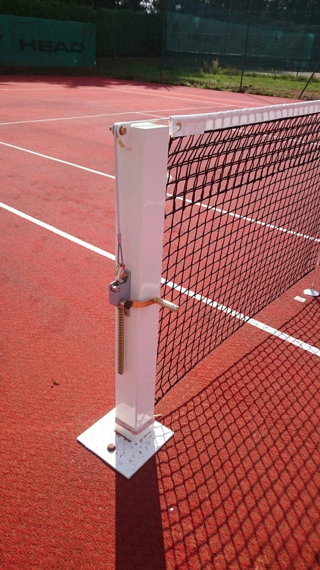 Powershot Tennispfosten mit Bodenplatte, Spannmechanik außen - machsport – Bild 