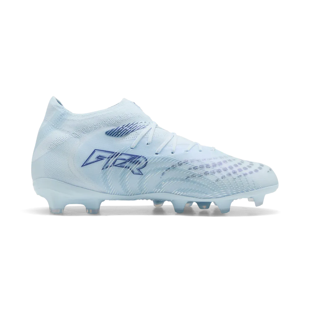 Seitenansicht der Puma Kinderfußballschuhe Future 9 Pro FG/AG für Rasen und Kunstrasen, mit schwarzem Design und Puma-Logo – Bild 