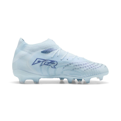 Seitenansicht der Puma Kinderfußballschuhe Future 9 Pro FG/AG für Rasen und Kunstrasen, mit schwarzem Design und Puma-Logo