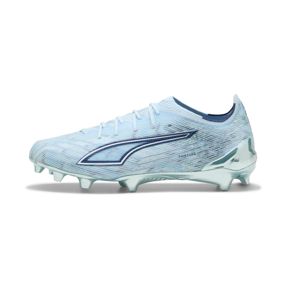 Puma Ultra 6 Ultimate FG Rasenfußballschuhe seitliche Ansicht mit glatter Oberfläche und Schnürung, für optimalen Grip auf dem Rasen.
