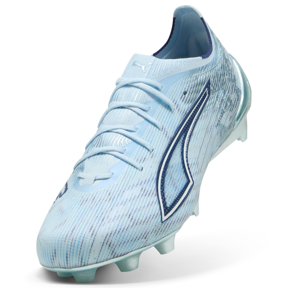 Puma Ultra 6 Ultimate FG Rasenfußballschuhe seitliche Ansicht, schwarz mit weißen Akzenten, für Fußball auf Rasen. – Bild 