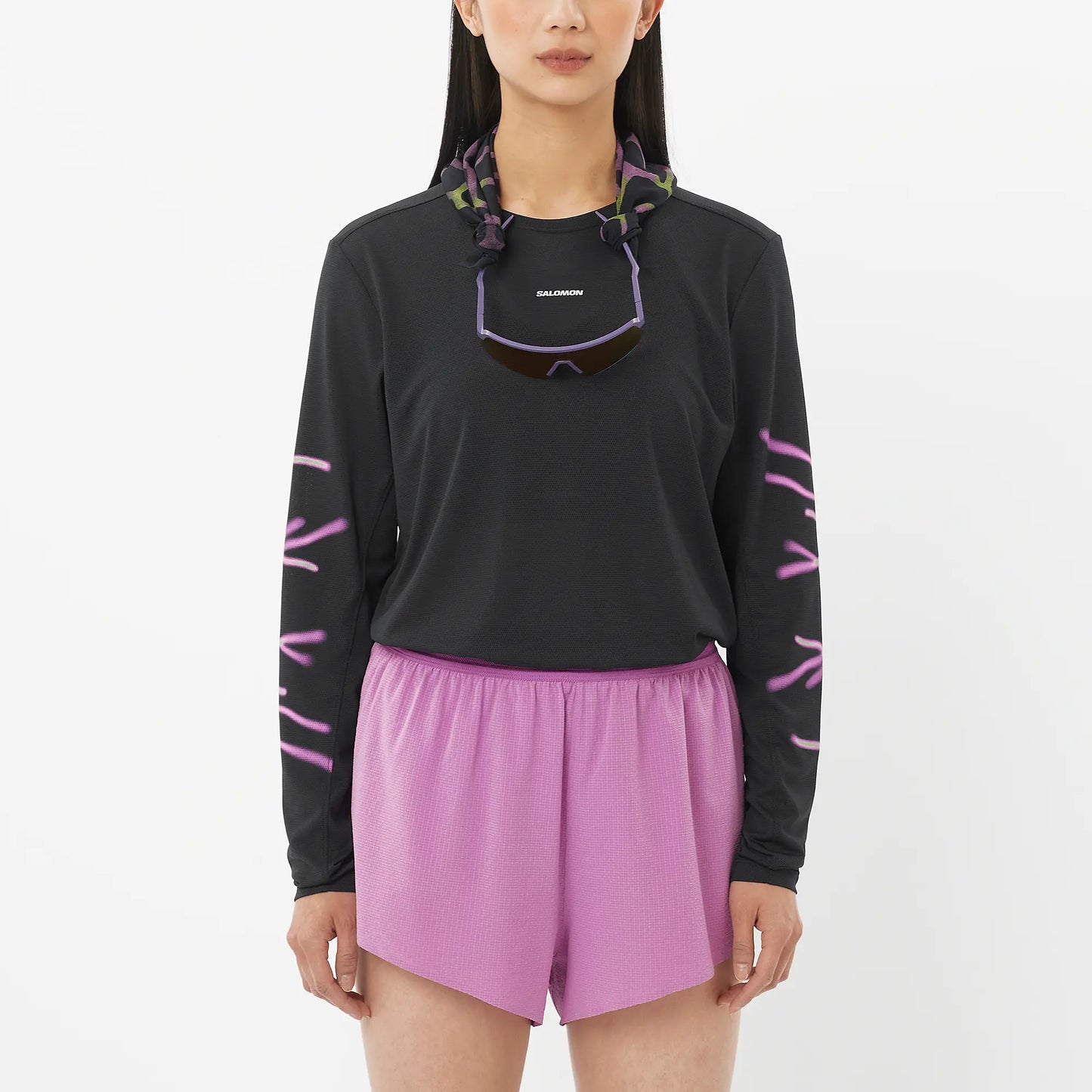 Salomon Damenlaufshirt Shakeout Core SS Tee GFX, leichtes Running Shirt mit atmungsaktivem Knit Flow Material und Grafikdesign, deep black - machsport