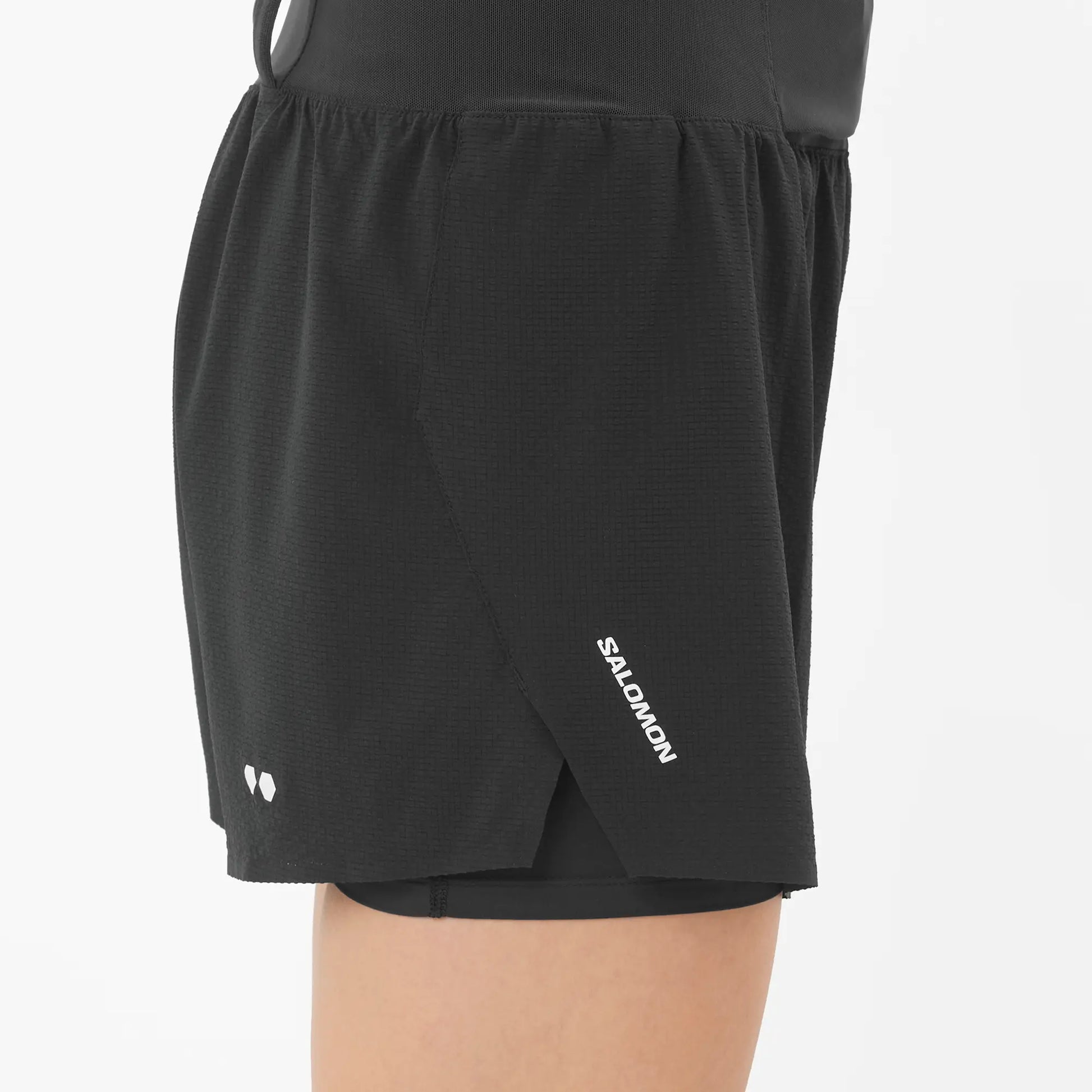 Salomon Damenlaufshort Sense Aero 2in1 Trail 5", 2in1 Trailrunning Shorts für lange Läufe mit 360°-Stauraum und Grid Flow Material, deep black - machsport – Bild 