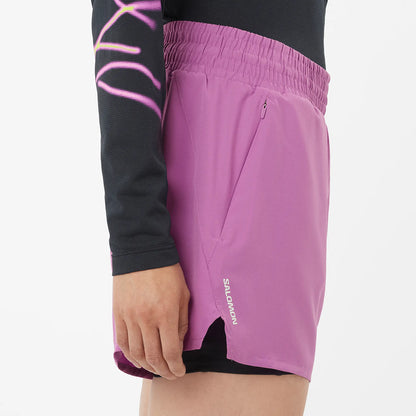 Salomon Damenlaufshort Shakeout Core 2in1 Shorts 4", 2in1 Laufshorts für Running mit Stretch-Innenhose und Reißverschlusstasche, iris orchid - machsport