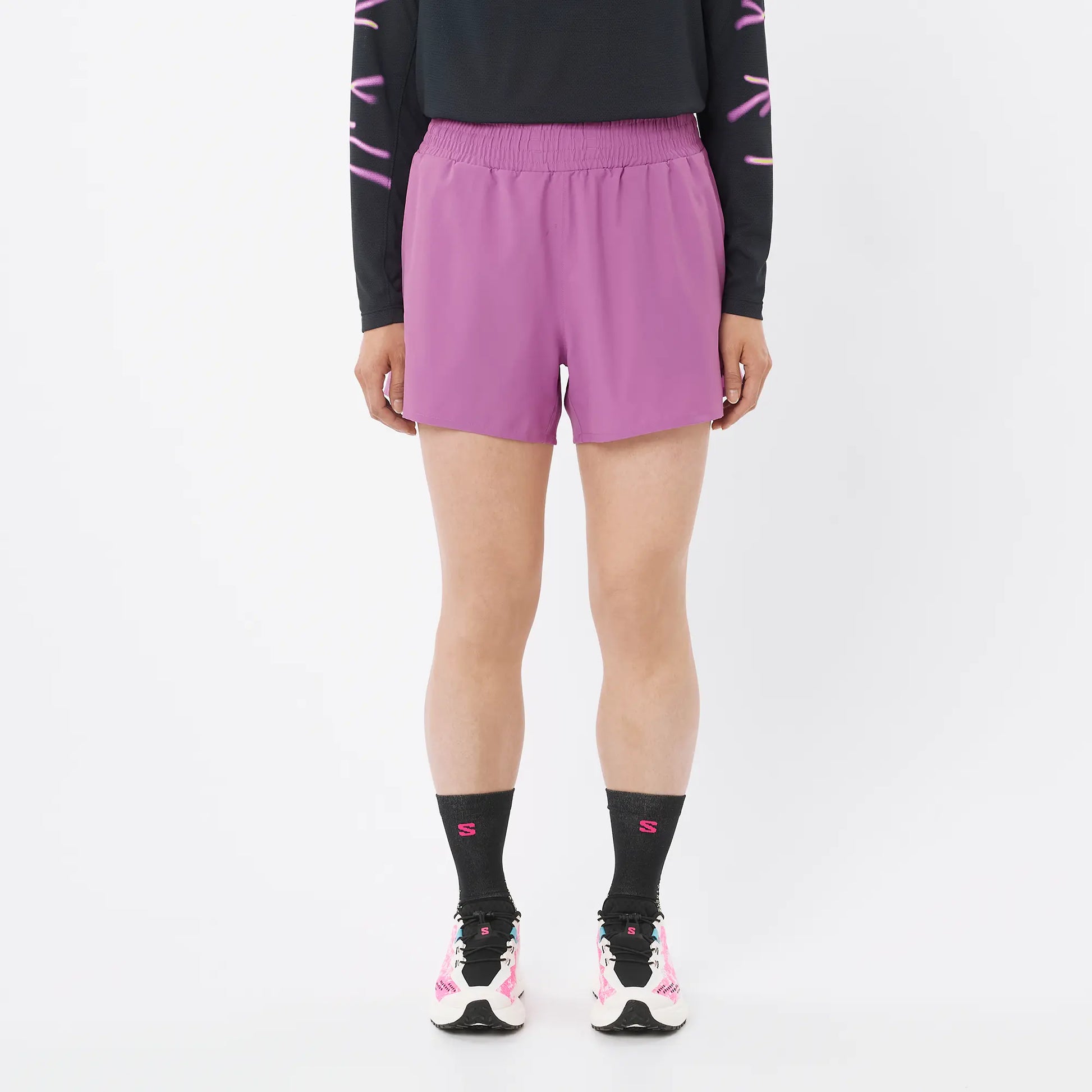 Salomon Damenlaufshort Shakeout Core 2in1 Shorts 4", 2in1 Laufshorts für Running mit Stretch-Innenhose und Reißverschlusstasche, iris orchid - machsport – Bild 