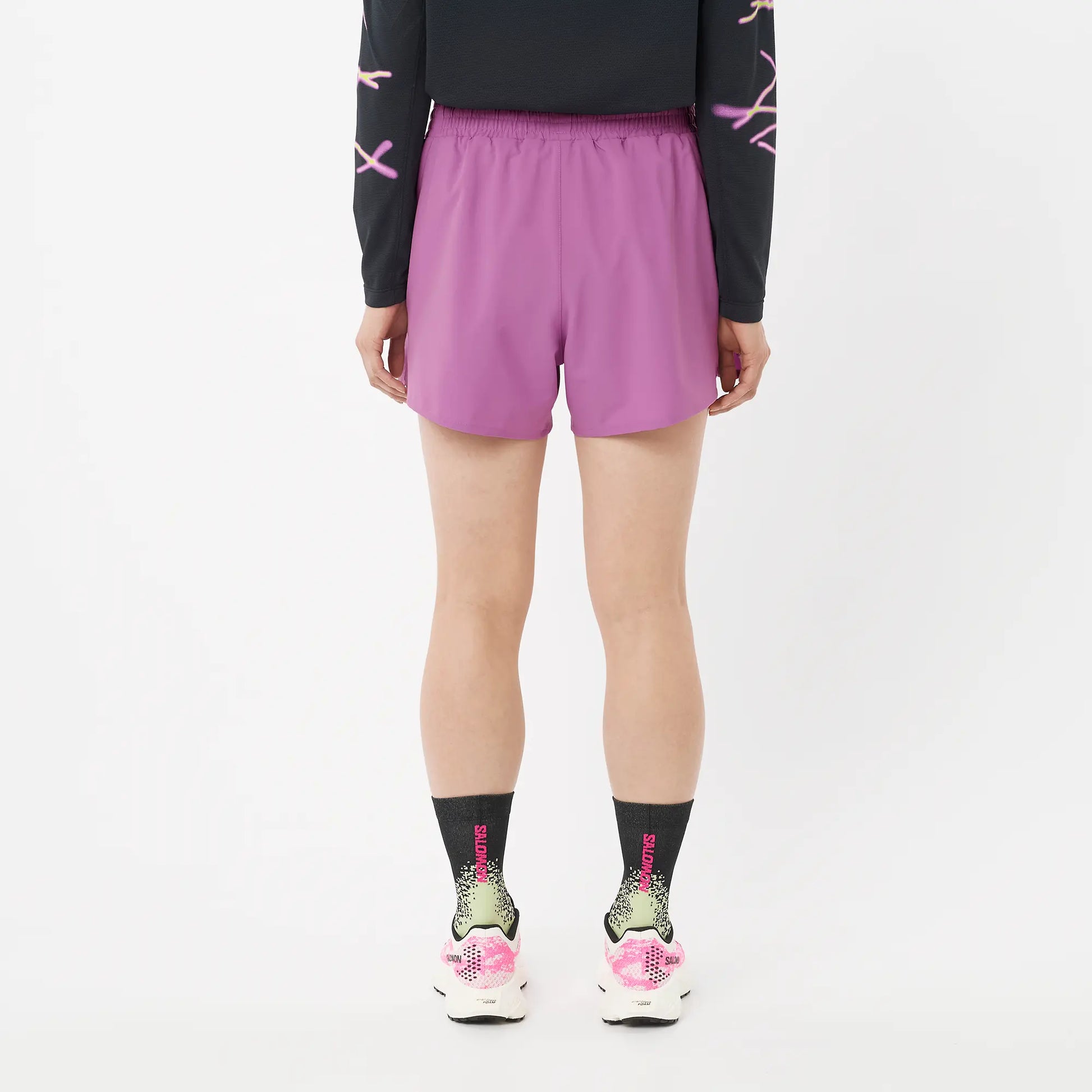 Salomon Damenlaufshort Shakeout Core 2in1 Shorts 4", 2in1 Laufshorts für Running mit Stretch-Innenhose und Reißverschlusstasche, iris orchid - machsport – Bild 