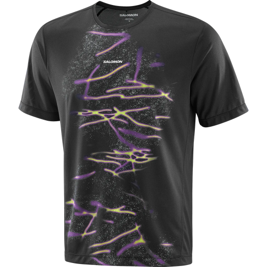 Salomon Herrenlaufshirt T-Shirt Shakeout Core SS Tee GFX, atmungsaktives Running Shirt für Training und Alltag mit schnelltrocknendem Komfort, deep black – bunt / S