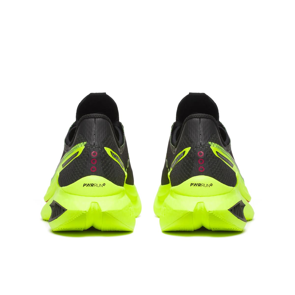 Saucony Herrenlaufschuhe Endorphin Pro 5, Wettkampfschuh mit leichter Konstruktion und schnellem Design, auf Laufbahn abgebildet