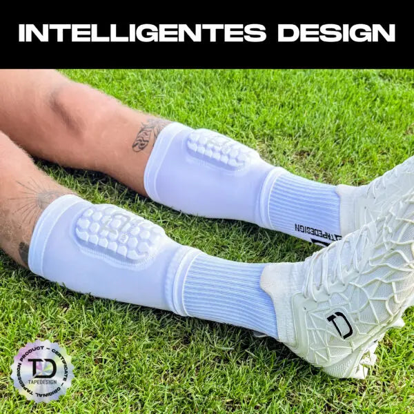 Tapedesign Schienbeinschoner Sleeve in Weiß, elastischer Schutz für Fußball oder Sport, zeigt den gepolsterten Schienbeinschutz.